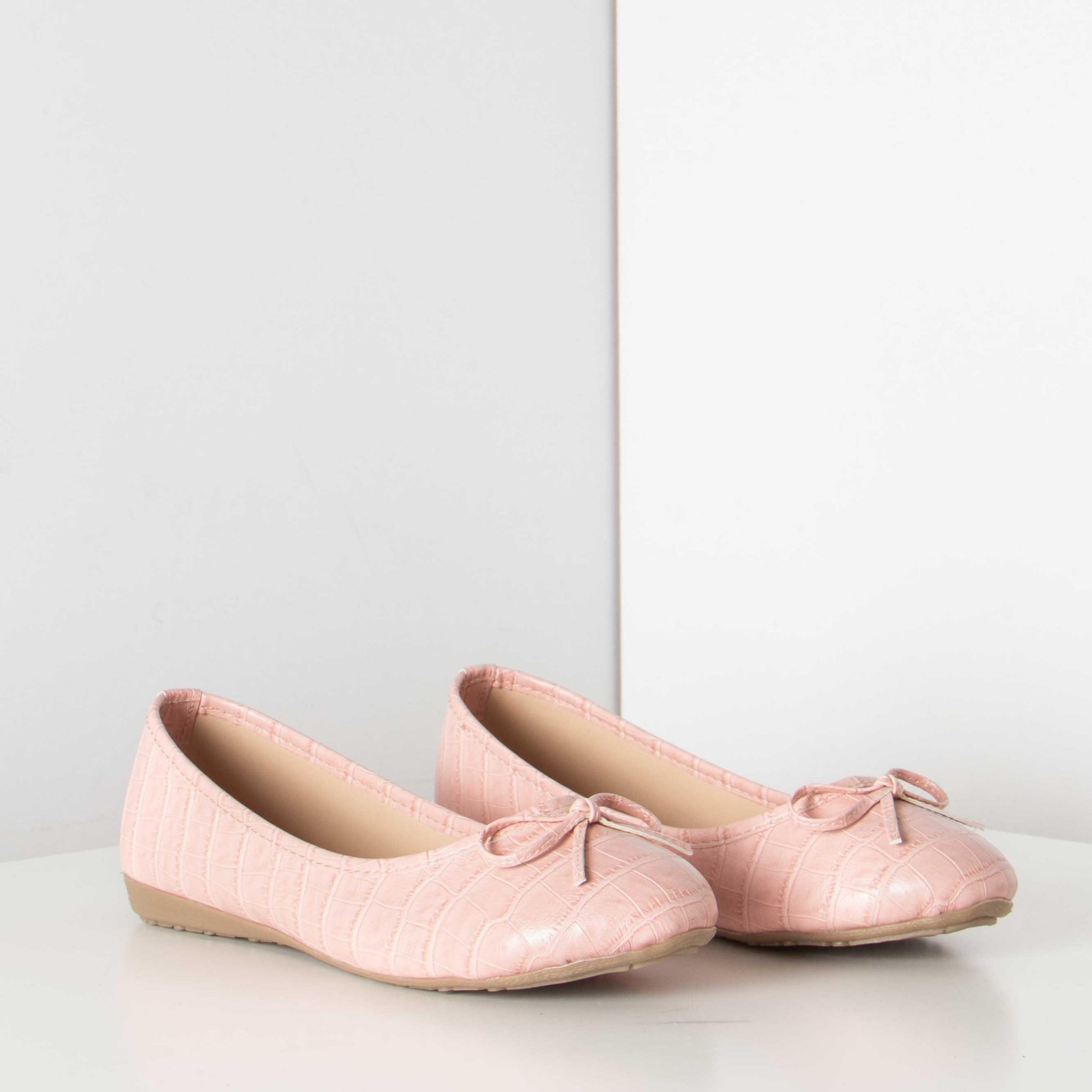 Chaussures Ballerines Ballerines à lacets Bershka Ballerines \u00e0 lacets rose chair-rose style d\u00e9contract\u00e9 