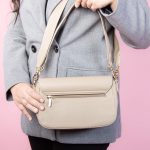 Opale  – Sac à main en Taupe – Image 2