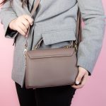 CYTHERIS  – Sac à main en Taupe – Image 2