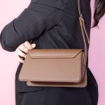 Perle  – Sac à main en Coffee – Image 2