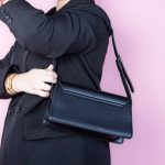 Perle  – Sac à main en Noir – Image 2