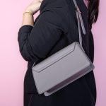 Perle  – Sac à main en Taupe – Image 2