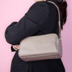 Diora – Sac à main en Taupe – Image 2